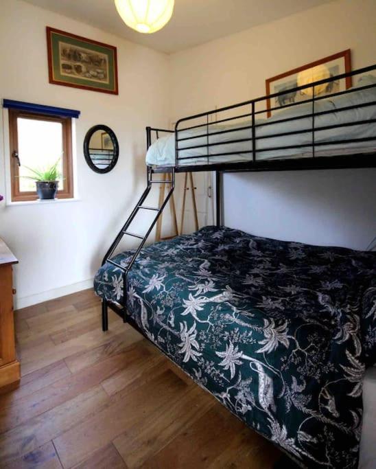 Spacious Cabin On Isolated Farm With Sea View バッド エクステリア 写真