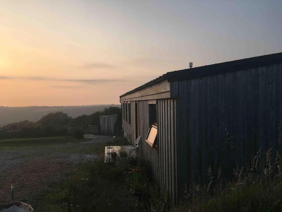 Spacious Cabin On Isolated Farm With Sea View バッド エクステリア 写真